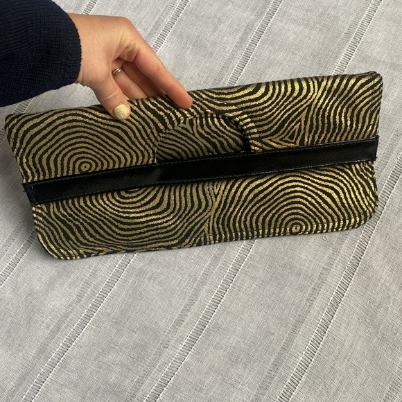 Amici Accessories retro clutch purse in gold metallic and black. - Picture 3 of 13
